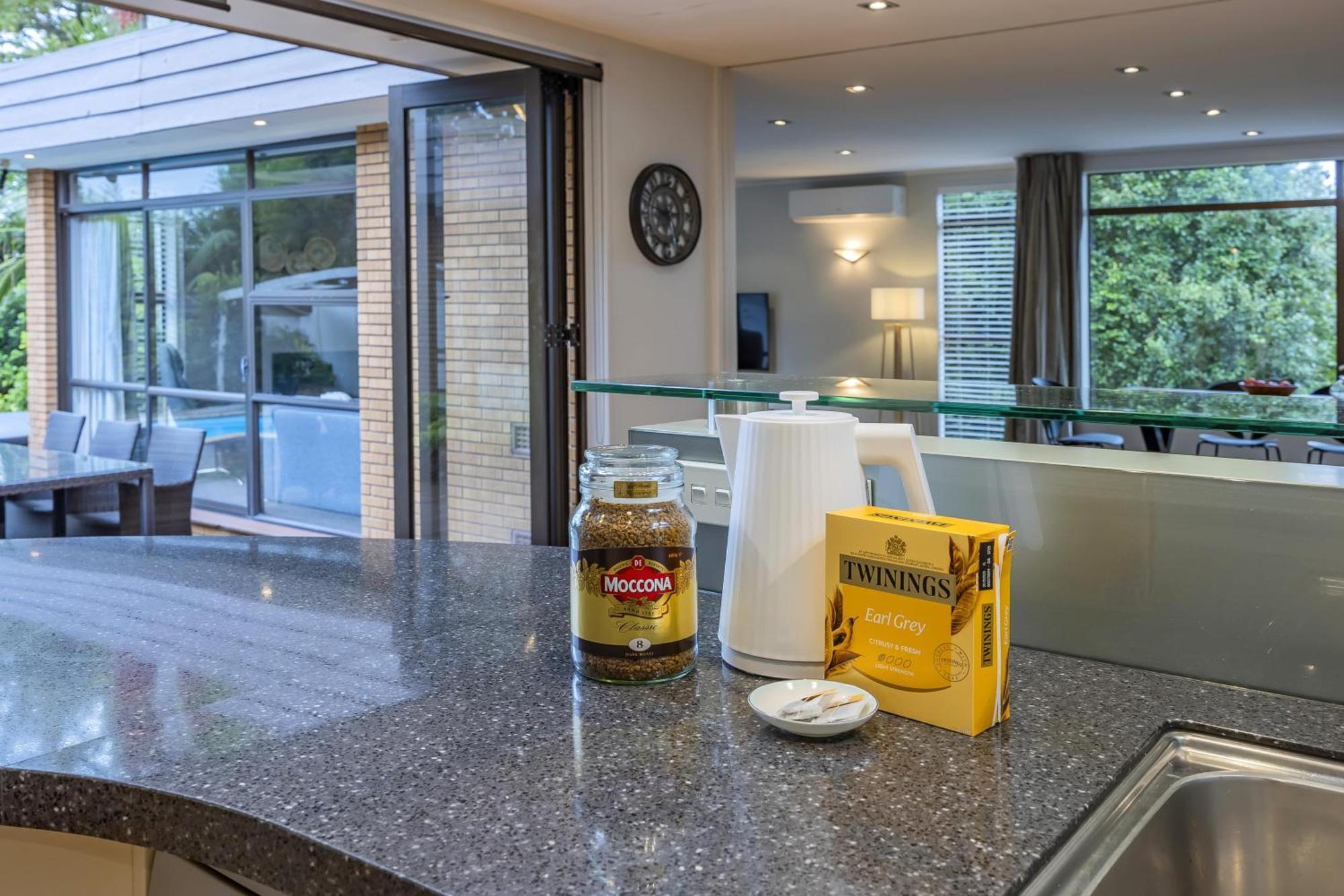 Entire House With Pool, Spa Auckland Exteriör bild